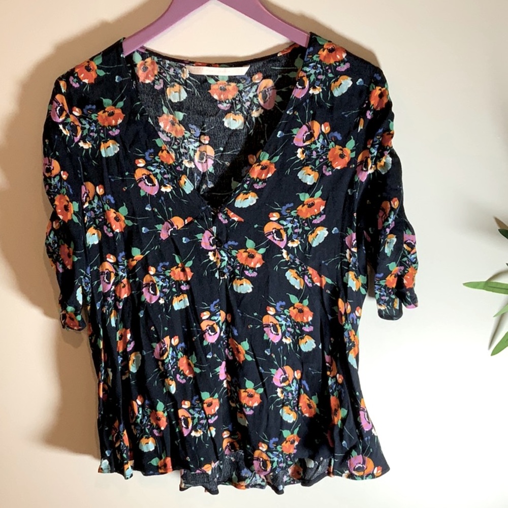 Zara Navy Floral V-Neck Ruched half sleeve button front blouse. Size XL